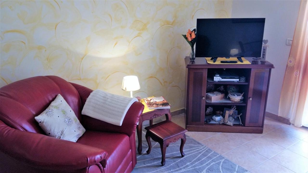 Studio Apartment Lela Liznjan Exterior photo